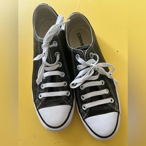 Converse Leather black low top converse sneakers size m 7 w 9